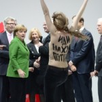 Femen’den Almanya’da Putin ve Merkel’e çıplak eylem.”Diktatörsün Putin”