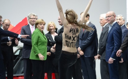 Femen'den Almanya'da Putin ve Merkel'e çıplak eylem."Diktatörsün Putin"