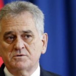 Sırbistan Cumhurbaşkanı ‘diz çökerek’ özür diledi