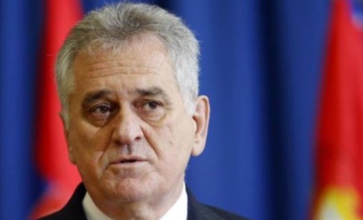 Sırbistan Cumhurbaşkanı 'diz çökerek' özür diledi