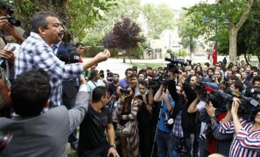 Polis eylemcileri biber gazıyla dağıttı, Önder geldi, her şey eskiye döndü