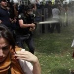 Reuters’in çektiği bu fotoğraf Gezi Parkı direnişinin sembolü oldu