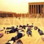 ‘Andımız’ın kaldırılmasına Anıtkabir’in önünde ‘yatan adam’ protestosu