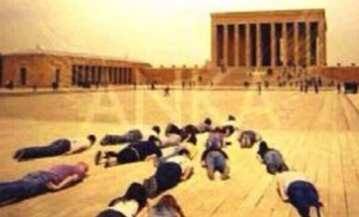 'Andımız'ın kaldırılmasına Anıtkabir'in önünde 'yatan adam' protestosu