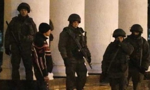 Kırım’da silahlı kişiler havaalanını işgal etti
