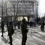 Kırım Parlamentosu silahlı kişilerce kuşatıldı