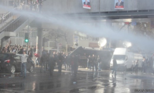 YSK önünde bekleyenlere TOMA'yla müdahale