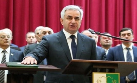 Abhazya’nın Fiili Lideri Kendi Kazdığı Kuyuya Düştü
